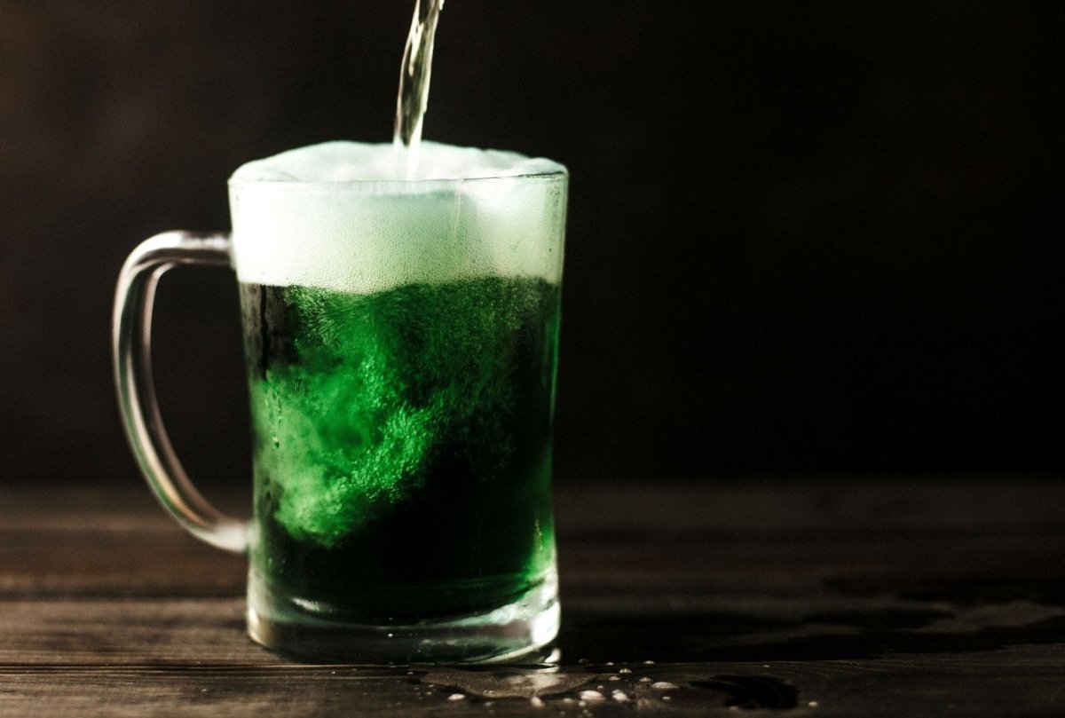 How to Make Green Beer for St. Patrick’s Day: 5 Fun and Easy Methods - Keg N Bottle